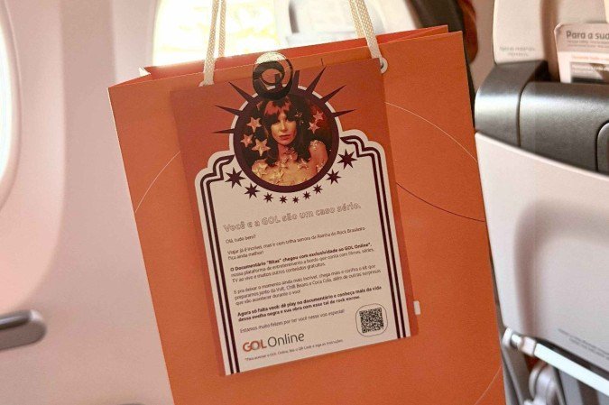 Cada passageiro ganhou um kit curtição, incluindo pipoca, para assistir ao doc