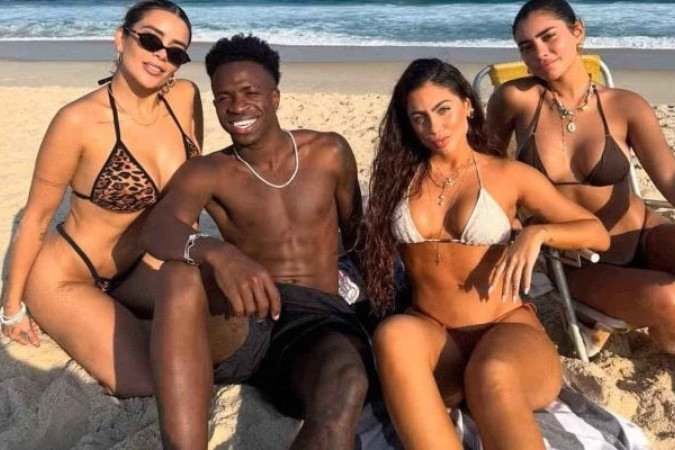 Após festão de aniversário, Vini Jr reúne jovens apontadas como affairs em praia no Rio -  (crédito: Reprodução / Instagram)