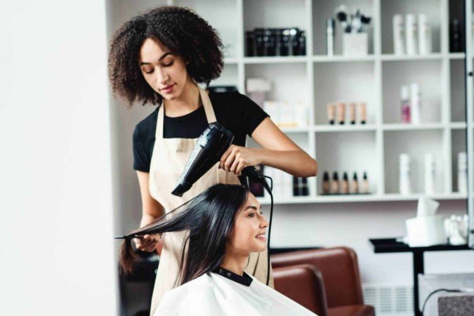 O uso de substâncias proibidas ou disfarçadas em produtos capilares pode fazer mal à saúde (Imagem: Prostock-studio | Shutterstock) -  (crédito: EdiCase)