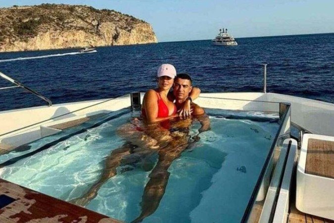 Cristiano Ronaldo e Georgina exibem clima romântico em um iate durante período de férias - (crédito: Foto: Reprodução / Instagram) Cristiano Ronaldo e Georgina exibem clima romântico em um iate durante período de férias - (crédito: Foto: Reprodução / Instagram)