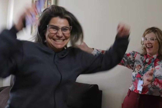 Representante do Nota Paraná foi até o endereço de Izabel para comunicar que ela havia ganhado um prêmio -  (crédito: Matheus Comunello/Sefa/Divulgação)