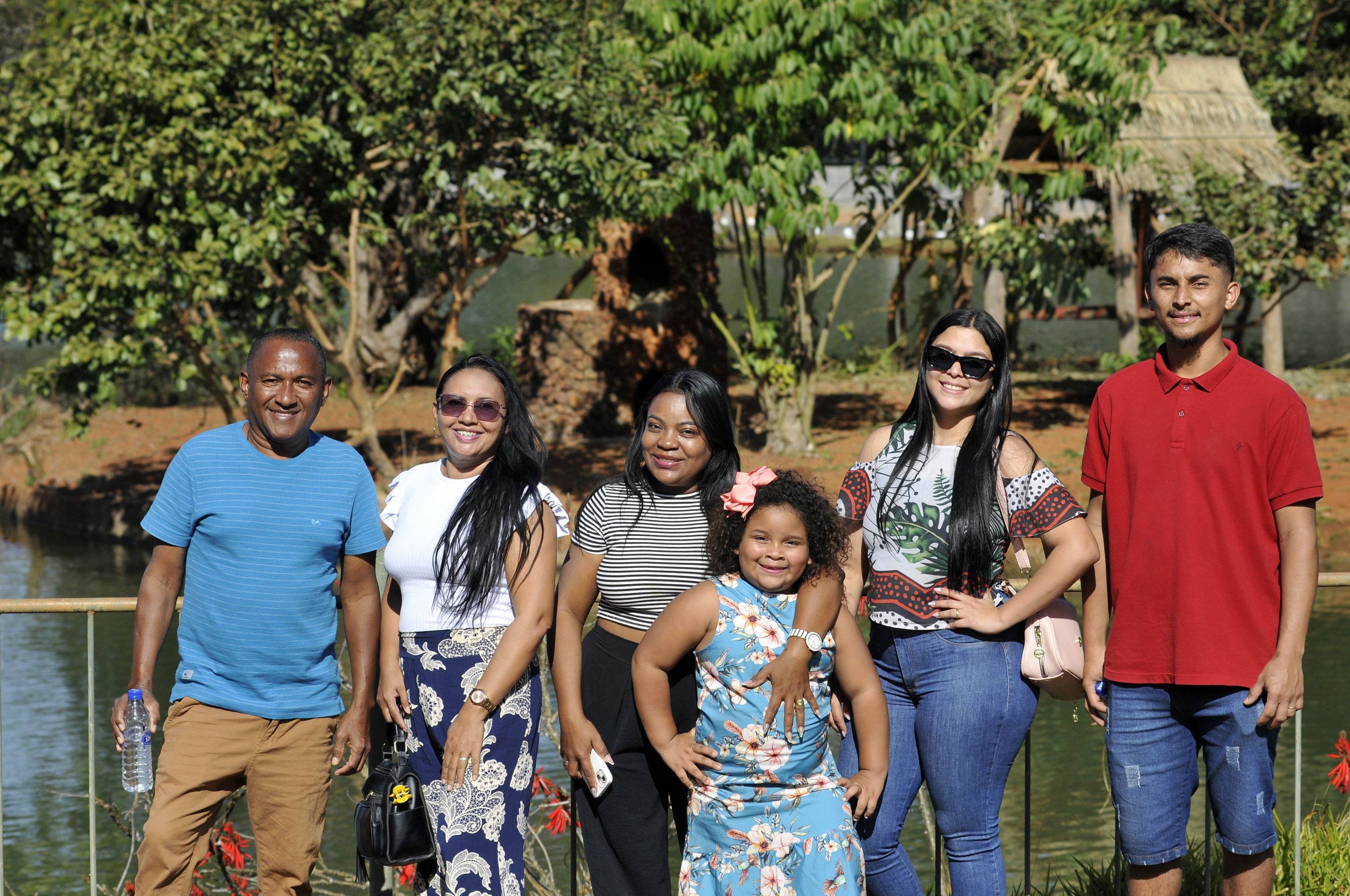 Família contempla o banho do elefante Chocolate