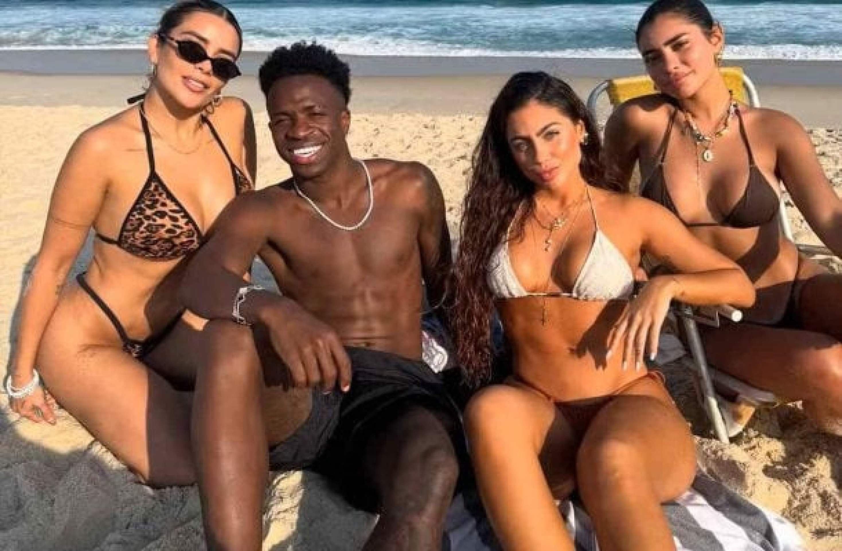 Após festão de aniversário, Vini Jr reúne jovens apontadas como affairs em praia no Rio