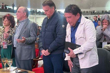 Bolsonaro participa de culto com Michelle e o filho após decisão de Moraes