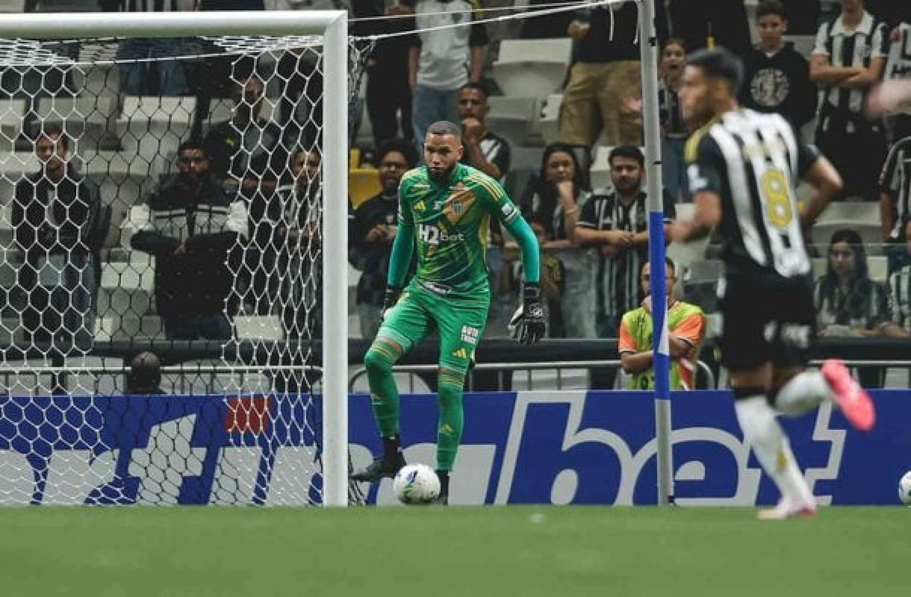 Everson brilha, Atlético bate Bucaramanga nos pênaltis e avança na Sul-Americana