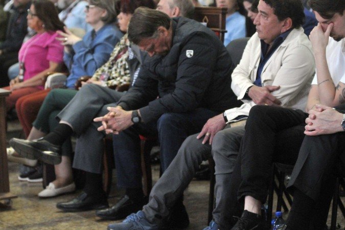 Bolsonaro no culto em Taguatinga Sul: alívio ao saber da resposta de Moraes. Mas prudência levou-o a manter-se calado para não ser preso - (crédito: Marcelo Ferreira/CB/D.A Press) Bolsonaro no culto em Taguatinga Sul: alívio ao saber da resposta de Moraes. Mas prudência levou-o a manter-se calado para não ser preso - (crédito: Marcelo Ferreira/CB/D.A Press)