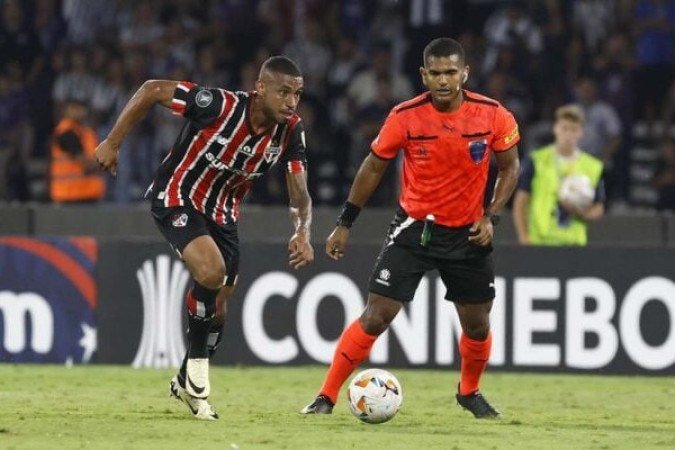 ANDRÉ SILVA - Teve uma atuação discreta. Participou pouco da partida e não conseguiu finalizar no gol em quase 80 minutos em campo. NOTA: 5,0 - Foto: Rubens Chiri/saopaulofc.net