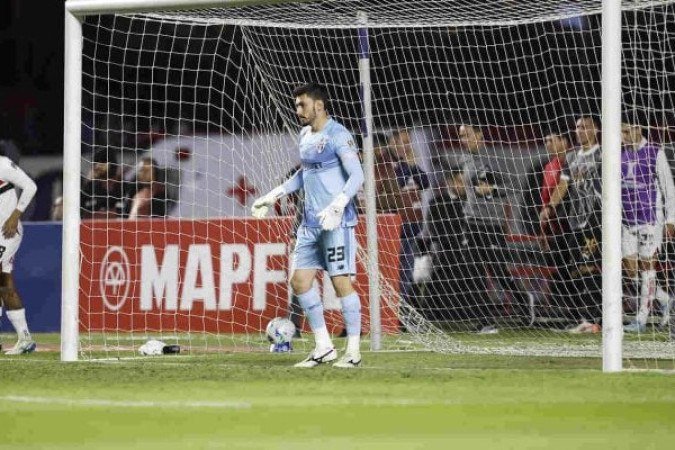 RAFAEL - Não teve muito trabalho durante os 90 minutos. Foi bem quando foi exigido, mas nenhuma foi uma defesa difícil. NOTA: 6,0 - Foto: Rubens Chiri/saopaulofc.net