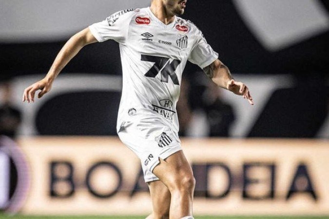 JOÃO BASSO - Conseguiu aparecer bem na organização do jogo do Santos, mantendo um bom posicionamento na linha alta e bons passes na criação. Faltou um pouco mais de presença defensiva, que acabou gerando oportunidades para o adversário. Nota: 6 - Foto: Raul Baretta/Santos FC