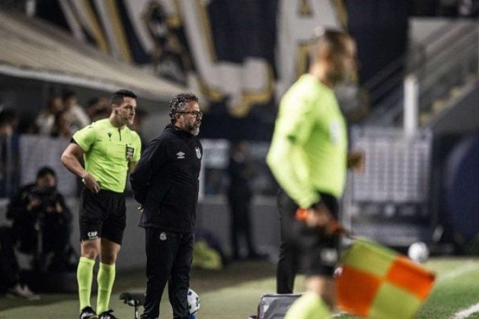 CLÉBER XAVIER - O treinador começou o jogo conseguindo colocar um bom volume no ataque. Porém, a estratégia foi arruinada no começo e não conseguiu fazer com a equipe aproveitasse as oportunidades. As alterações não surtiram tanto efeito, exceto as últimas, e agora vai ter que lidar com mais pressão da torcida. Nota: 5,5 - Foto: Raul Baretta/Santos FC