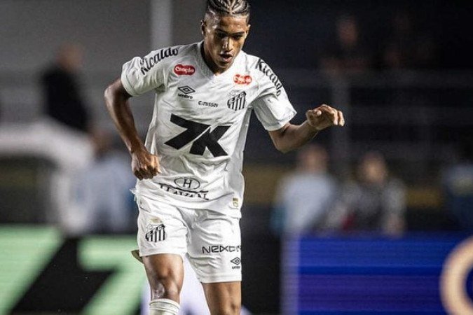 SOUZA - Vem cada vez mais se consolidando na equipe. Apareceu muito pela esquerda, principalmente no setor ofensivo, com alto número de participações e dando o chute que originou o gol. Falta mais capricho nos levantamentos na área. Nota: 6,5 - Foto: Raul Baretta/Santos FC