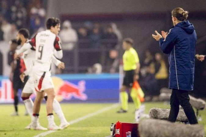 Filipe Luís admitiu que problemas externos 'machucaram', mas vê o Flamengo 'blindado' para a sequência da temporada -  (crédito: Foto: Adriano Fontes/Flamengo)