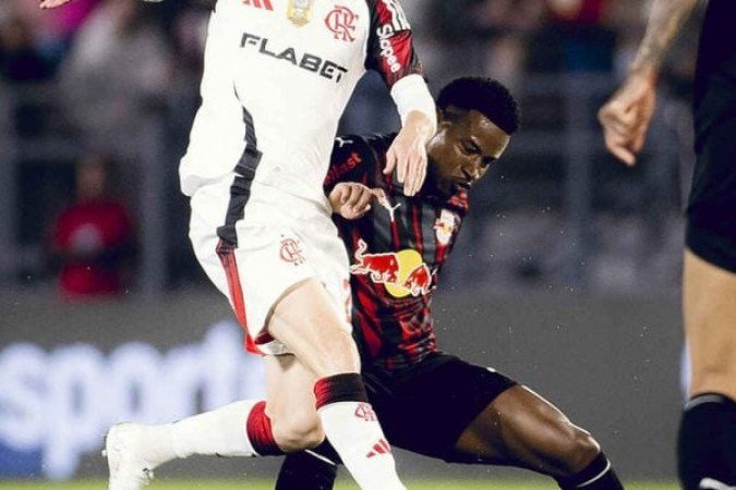 JORGINHO – Jogou um pouco mais à frente de Everton Araújo e foi quem gerenciou a maioria das jogadas no meio de campo. No segundo tempo, se aproximou um pouco mais de Arrascaeta. Mais um jogo de qualidade. NOTA 7,0. Foto: