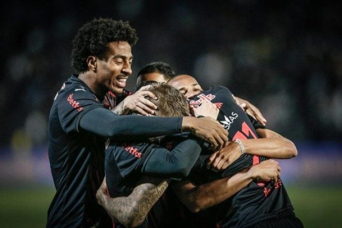 BRAGANTINO – É um time que tem qualidade e é bem treinado. Fez um belo gol de jogada ensaiada e acabou levando a virada por uma falha de marcação (gol de Léo Pereira) e num lance de alta qualidade técnica do Flamengo (gol de Wesley). Fez um bom jogo, apesar da derrota. NOTA 6,5. Foto: Ari Ferreira/Bragantino