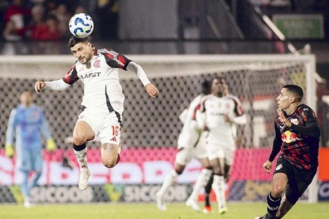 ARRASCAETA â?? Primeiro tempo muito abaixo do normal, errando passes e aparecendo pouco ao buscar o jogo. Na etapa final, um pouco mais ativo e com um grande mÃ©rito: a falta que cobrou na cabeÃ§a de LÃ©o Pereira no gol que empatou o jogo em 1 a 1. Cresceu depois disso, fazendo boas jogadas NOTA 6,0. Foto: Foto: Adriano Fontes/Flamengo