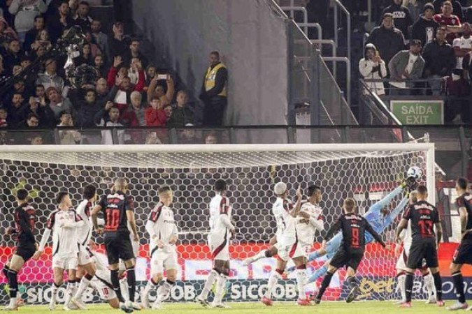 ROSSI â?? Defesa espetacular no primeiro tempo, voando e evitando que uma cobranÃ§a de falta morresse na rede (na foto). Sem culpa no gol. Sempre seguro. NOTA 7,0. Foto: Foto: Adriano Fontes/Flamengo