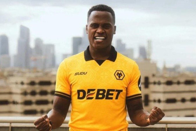 Arias com a camisa do Wolverhampton, da Inglaterra -  (crédito: Foto: Divulgação/Wolverhampton)