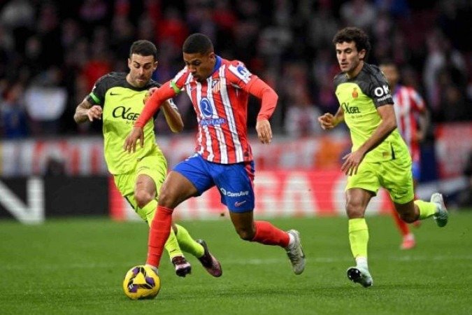 Samuel Lino em ação com a camisa do Atlético de Madrid na última temporada -  (crédito: Foto: Denis Doyle/Getty Images)