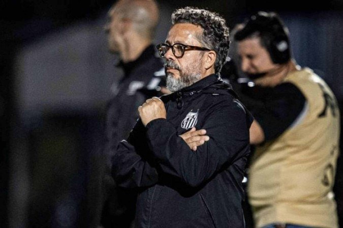 Treinador apontou desequilíbrio na equipe após sofrer gol no começo do jogo -  (crédito: Foto: Raul Baretta/Santos FC)