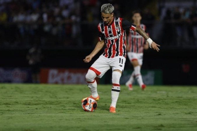 FERREIRA - Também teve papel decisivo para a vitória tricolor. Tirou da manga uma linda jogada após dar uma caneta em Abner e clarear o lance para Marcos Antônio, que deu assistência para Luciano. FOTO: 7,0 - Foto: Rubens Chiri/saopaulofc.net