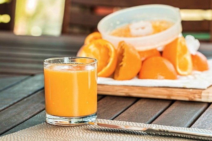 Ingerir o suco de laranja fortalece o sistema imunológico e auxilia na prevenção de doenças cardíacas e infecções - (crédito: Pixabay) Ingerir o suco de laranja fortalece o sistema imunológico e auxilia na prevenção de doenças cardíacas e infecções - (crédito: Pixabay)
