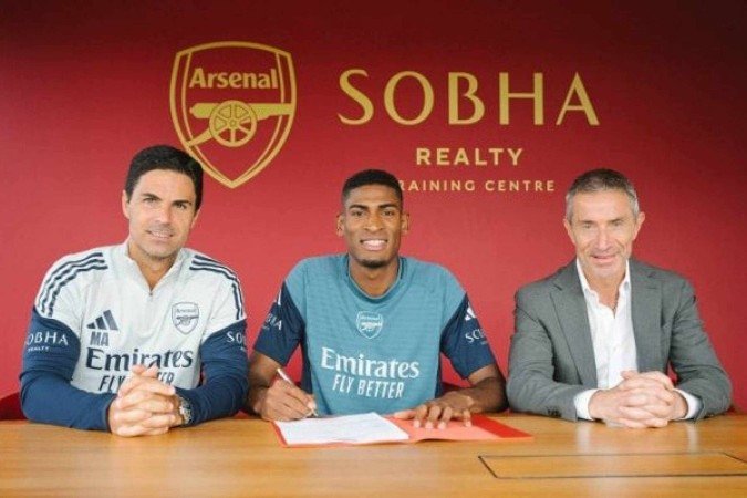 Cristhian Mosquera é apresentado ao lado do técnico Mikel Arteta - (crédito: Foto: Divulgação) Cristhian Mosquera é apresentado ao lado do técnico Mikel Arteta - (crédito: Foto: Divulgação)