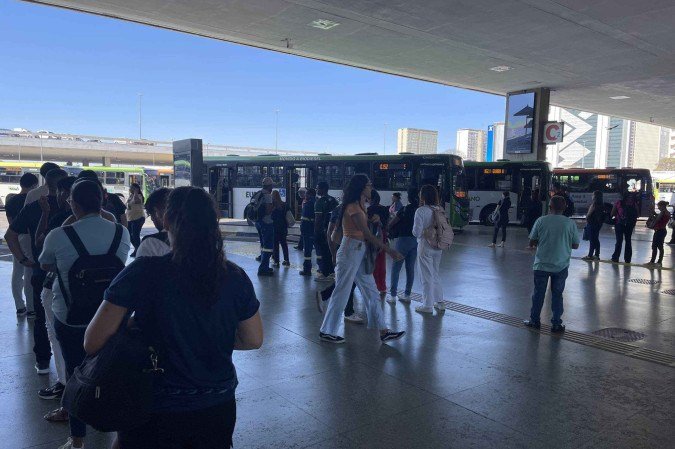 Motorista de ônibus vai parar no hospital após ser agredido por passageiro - (crédito: Davi Cruz/CB/DA Press) Motorista de ônibus vai parar no hospital após ser agredido por passageiro - (crédito: Davi Cruz/CB/DA Press)