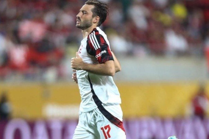 VIÑA – Entrou aos 17 da etapa final, na vaga de Varela. Ainda está ganhando força física após a grave lesão. Mas é extraclasse e fez duas ótimas jogadas. Foi dele que saiu a grande jogada para o gol de Wesley. NOTA 7,0. Foto:  Gilvan de Souza/Flamengo