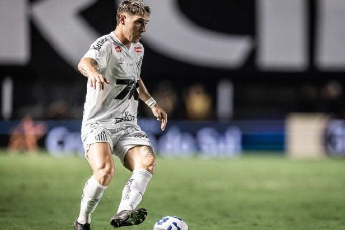 ROLLHEISER - Se mostrou muito ativo pelo lado direito, sendo um dos jogadores que mais participou do jogo. Entretanto, acabou perdendo muito a posse de bola e desperdiçou algumas chances no ataque. Nota: 6 - Foto: Raul Baretta/Santos FC