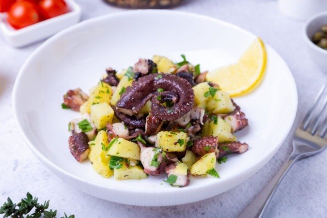 Salada de polvo com batata (Imagem: tasha_lyubina | Shutterstock) -  (crédito: EdiCase)