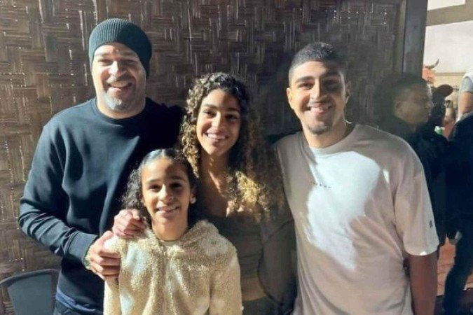 Adriano Imperador posou para foto ao lado dos seus três filhos durante celebração - (crédito: Foto: Reprodução / Instagram) Adriano Imperador posou para foto ao lado dos seus três filhos durante celebração - (crédito: Foto: Reprodução / Instagram)