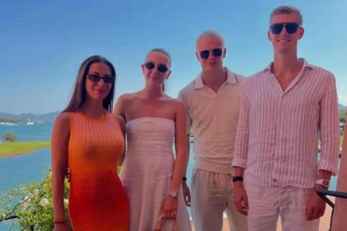 Haaland aproveita período de férias ao lado da namorada -  (crédito: Foto: Reprodução / Instagram)