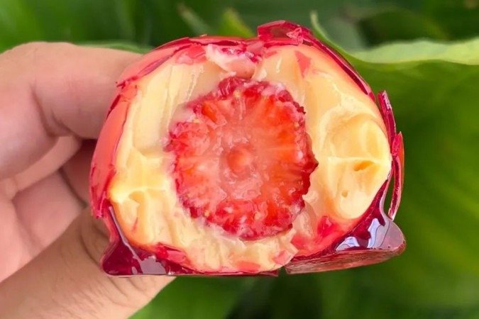 Manuela Dias, autora de Vale Tudo, se diverte com a repercussão do morango do amor nas redes sociais e sugere que a sobremesa pode virar cena da novela -  (crédito: Reprodução/Instagram/@caramellaboloecia)