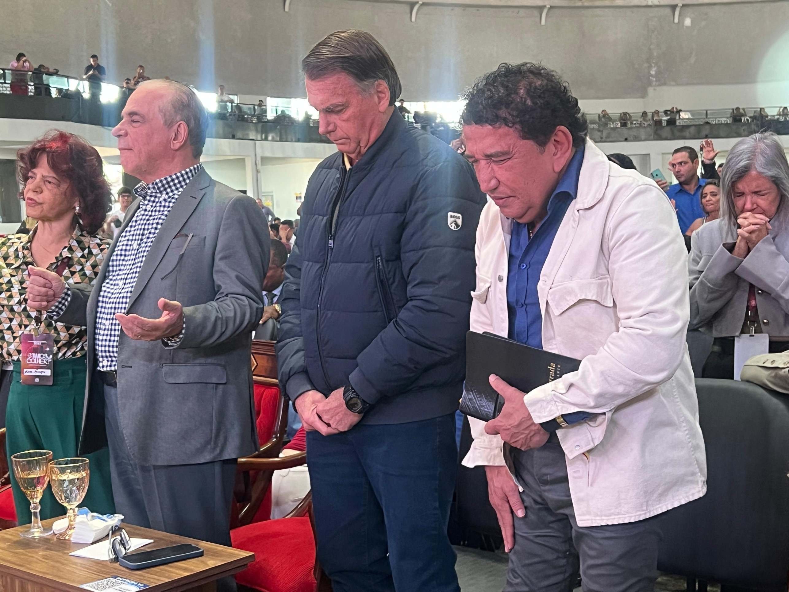 Bolsonaro participa de culto em Taguatinga