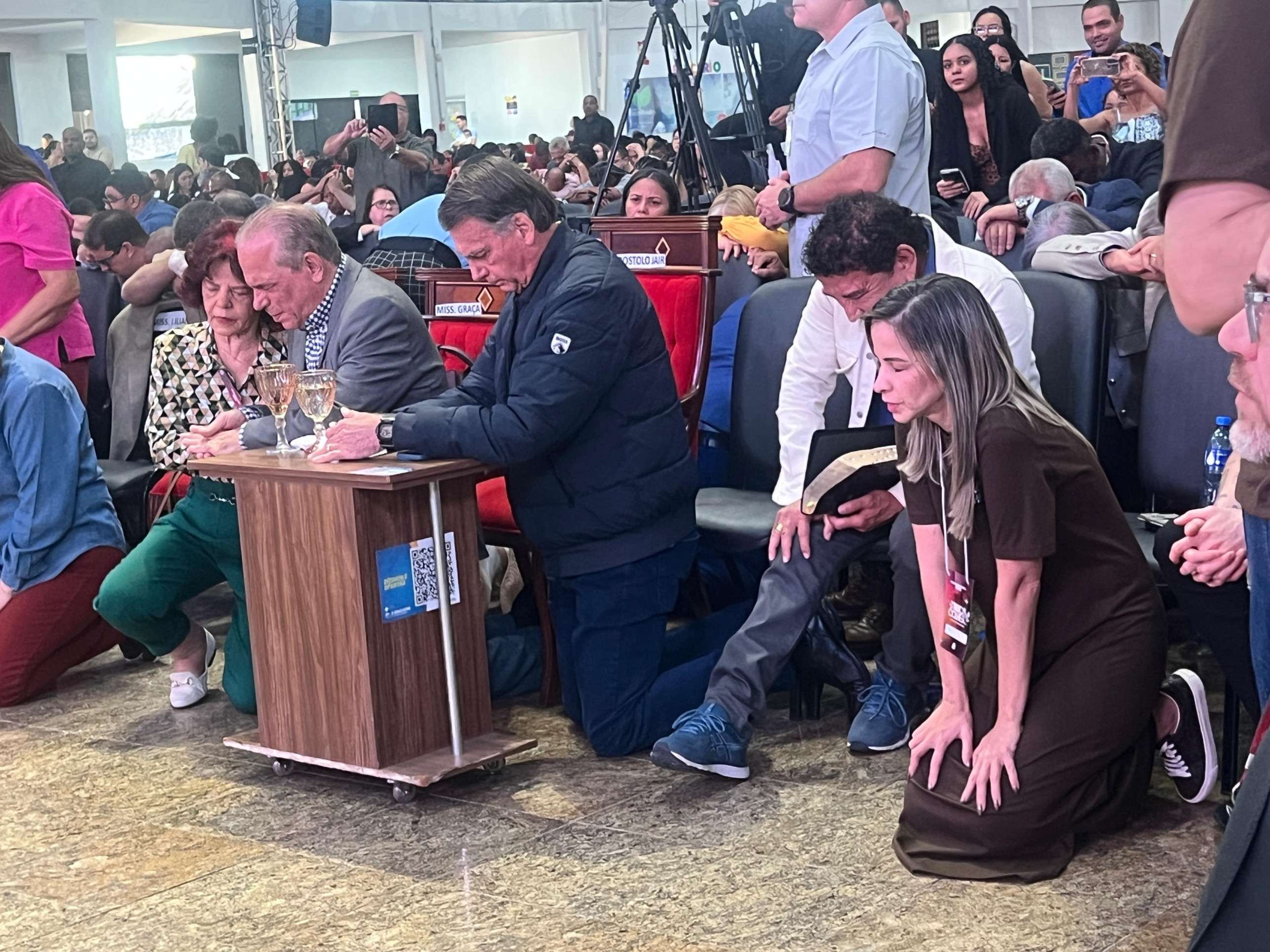 Bolsonaro participa de culto em Taguatinga