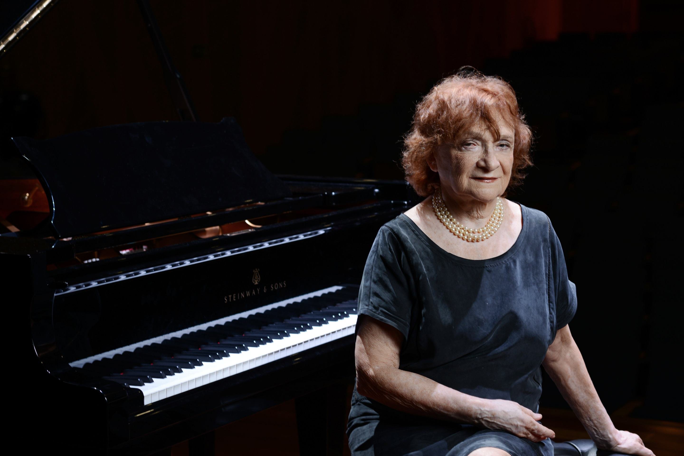 Dama do piano, Clara Sverner se apresenta de graça nesta sexta (1/8)