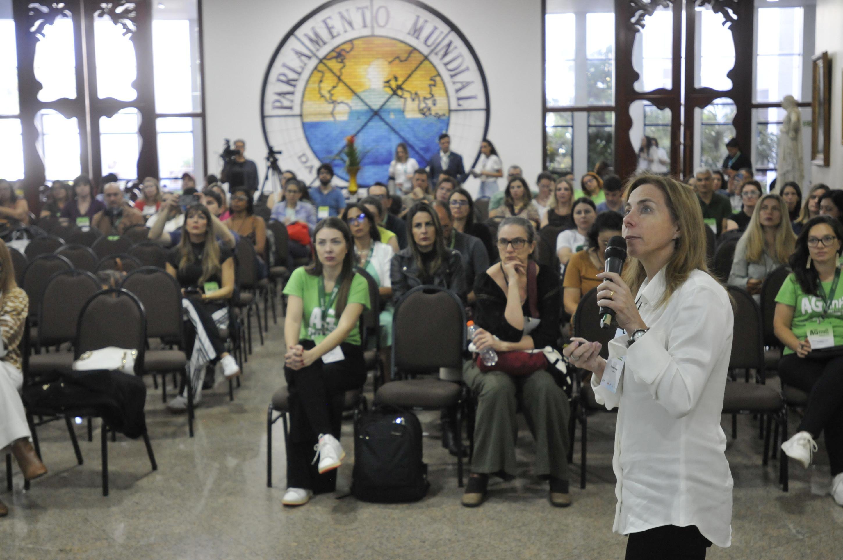 Pais participam de palestra sobre direitos direitos dos alunos com altas habilidades ministrada por Cláudia Hakin, no encontro anual da Mensa Brasil em Brasília 24/07/2025. Crédito: Minervino Júnior/CB/D.A Press. Brasil. Brasilia - DF. Encontro de crianças a adolescentes super dotados no Parlatório da LBV. Cláudia Hakin - palestrante.