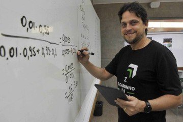 Professores com uma única escola melhoram o desempenho dos alunos, revela estudo. Luiz da Silva Ramos, 41 anos, confirma que o acompanhamento contínuo das turmas facilita a abordagem dos conteúdos e fortalece o vínculo de confiança
 -  (crédito: Marcelo Ferreira/CB/D.A Press)