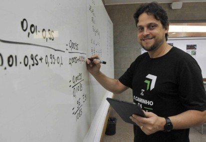 Professores com uma única escola melhoram o desempenho dos alunos, revela estudo. Luiz da Silva Ramos, 41 anos, confirma que o acompanhamento contínuo das turmas facilita a abordagem dos conteúdos e fortalece o vínculo de confiança
 -  (crédito: Marcelo Ferreira/CB/D.A Press)