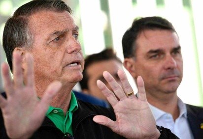 Jair Bolsonaro e o filho Flávio, que publicou carta em defesa do pai -  (crédito: Mateus Bonomi / AFP)