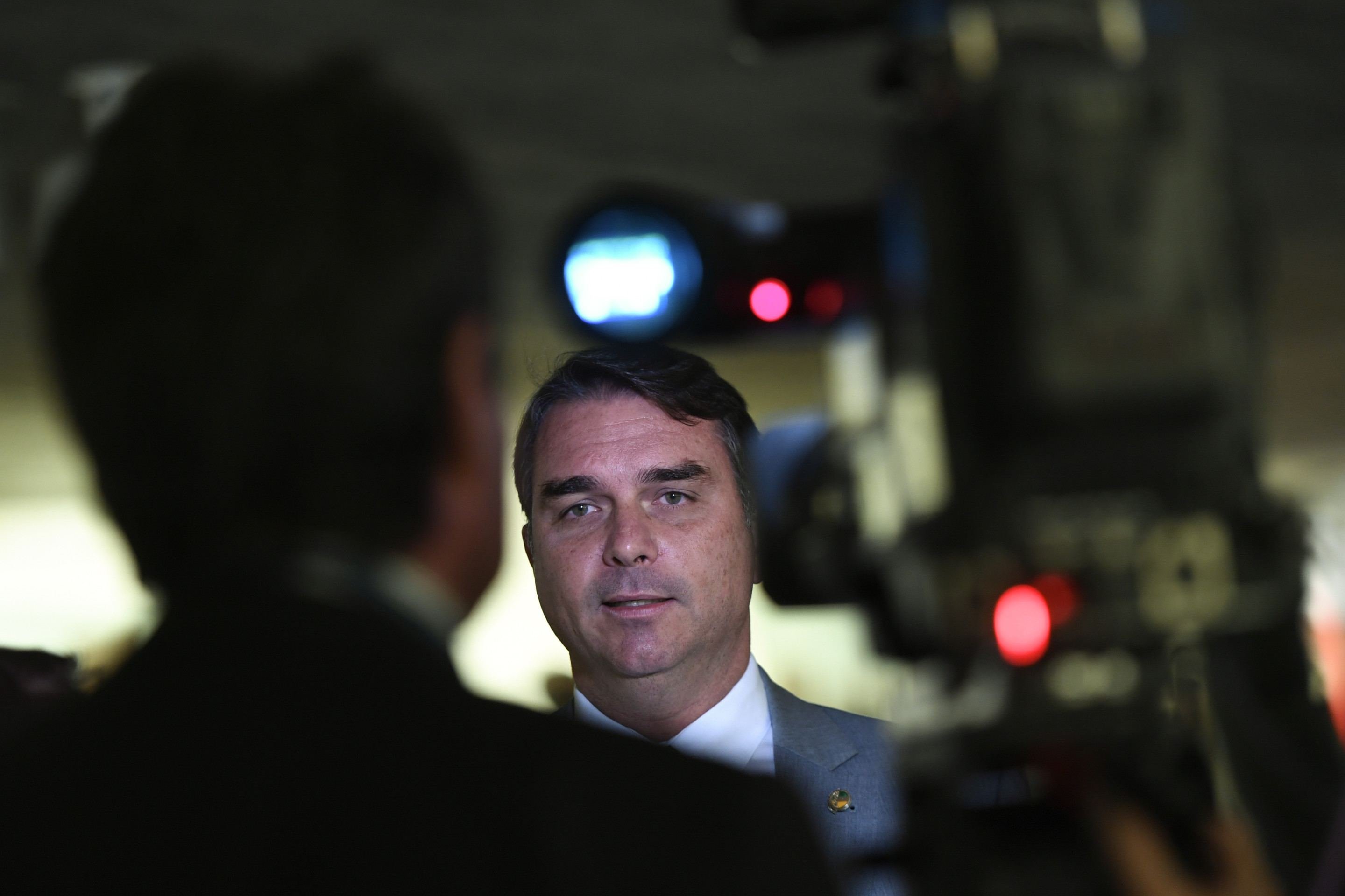 Missão e CNI constroem pontes contra tarifaço, mas Flávio busca a anistia