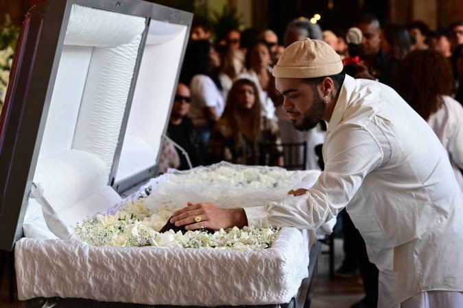 Francisco Muller attends the funeral of his mother Brazilian singer and actress Preta Gil, at Municipal Theater of Rio de Janeiro, Brazil on July 25, 2025. Petra Gil, daughter of musical legend Gilberto Gil, died on July 20 in New York, US, at the age of 50 after battling cancer. (Photo by Pablo PORCIUNCULA / AFP)
- (crédito: AFP) Francisco Muller attends the funeral of his mother Brazilian singer and actress Preta Gil, at Municipal Theater of Rio de Janeiro, Brazil on July 25, 2025. Petra Gil, daughter of musical legend Gilberto Gil, died on July 20 in New York, US, at the age of 50 after battling cancer. (Photo by Pablo PORCIUNCULA / AFP)
- (crédito: AFP)