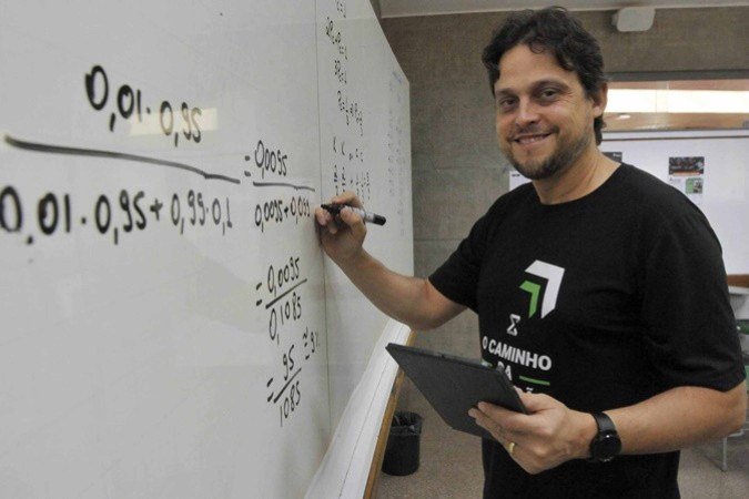 Professores com uma única escola melhoram o desempenho dos alunos, revela estudo. Luiz da Silva Ramos, 41 anos, confirma que o acompanhamento contínuo das turmas facilita a abordagem dos conteúdos e fortalece o vínculo de confiança
- (crédito: Marcelo Ferreira/CB/D.A Press) Professores com uma única escola melhoram o desempenho dos alunos, revela estudo. Luiz da Silva Ramos, 41 anos, confirma que o acompanhamento contínuo das turmas facilita a abordagem dos conteúdos e fortalece o vínculo de confiança
- (crédito: Marcelo Ferreira/CB/D.A Press)