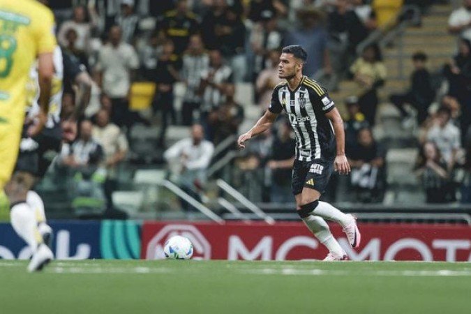 FAUSTO VERA - Retornou após muito tempo ausente nos gramados. Acabou falhando no gol sofrido, perdendo da disputa área e também recebeu um amarelo no começo do jogo, que fez com que não tivesse tanta força nos duelos ao longo do jogo. Por outro lado, se movimentou bem pelo campo e participou bem da criação de jogadas. Nota: 5 - Foto: Pedro Souza/Atlético