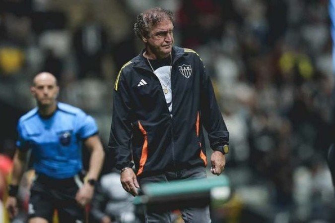 CUCA - O treinador teve que lidar com o nervosismo da equipe, que teve dificuldade para ficar com a bola e aproveitar suas oportunidades. Acertou na entrada de Cuello, mas não conseguiu acertar nas outras alterações e mostrou mais uma vez a fragilidade que possui com o elenco. Nota: 5,5 - Foto: Pedro Souza/Atlético