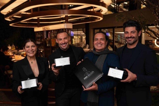 Sindicato Pró-Beleza celebra 106 anos com solenidade histórica no Rom Concept, maior salão de beleza do mundo
- (crédito: @belcrisosttomo) Sindicato Pró-Beleza celebra 106 anos com solenidade histórica no Rom Concept, maior salão de beleza do mundo
- (crédito: @belcrisosttomo)