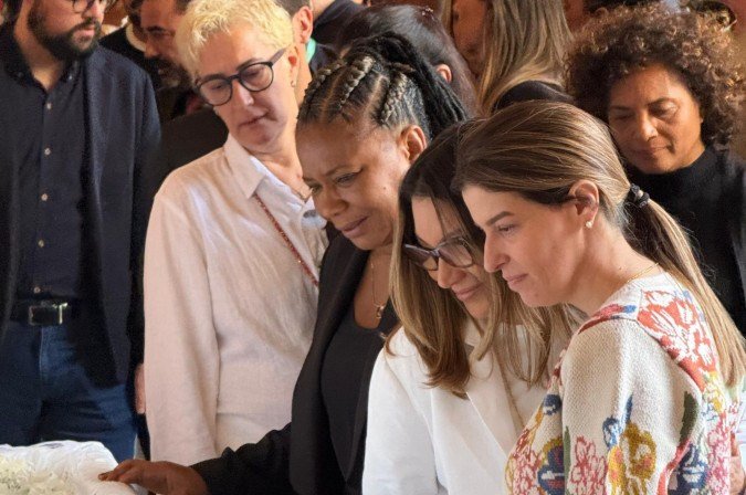 Janja Lula comparece ao enterro de Preta Gil e fica ao lado de Flora Gil