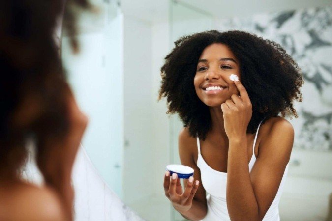 Manter a pele negra saudável e radiante requer cuidados especiais (Imagem: PeopleImages.com - Yuri A | Shutterstock) -  (crédito: EdiCase)
