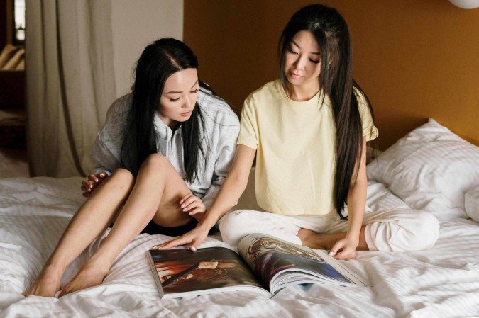 Participantes do estudo apresentaram atividade cerebral sincronizada ao assistir anúncios com amigos, evidenciando o impacto dos laços afetivos nas decisões de consumo - (crédito: Pexels) Participantes do estudo apresentaram atividade cerebral sincronizada ao assistir anúncios com amigos, evidenciando o impacto dos laços afetivos nas decisões de consumo - (crédito: Pexels)