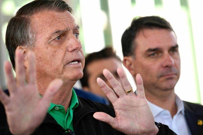 Jair Bolsonaro e o filho Flávio, que publicou carta em defesa do pai - (crédito: Mateus Bonomi / AFP) Jair Bolsonaro e o filho Flávio, que publicou carta em defesa do pai - (crédito: Mateus Bonomi / AFP)